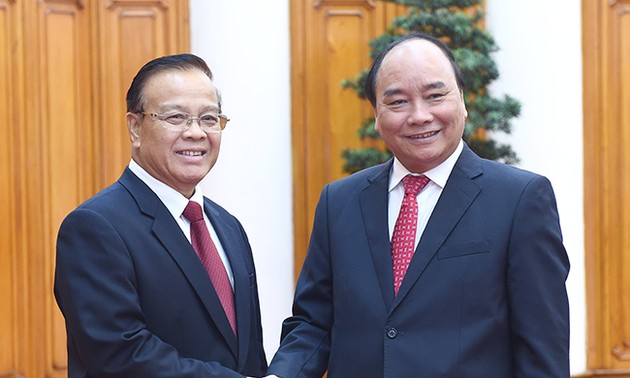 阮春福会见老挝副总理宋迪·隆迪