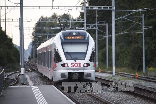 瑞士：一名男子在火车上用刀砍人
