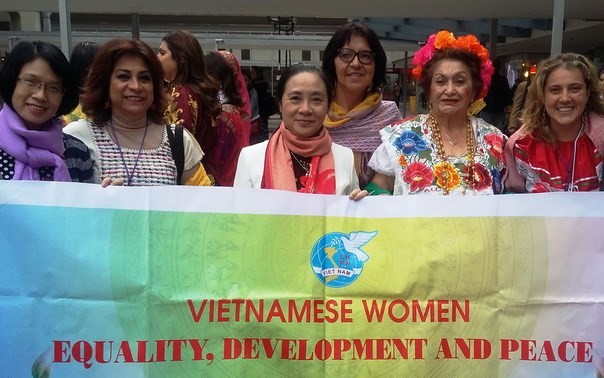 越南代表团出席国际民主妇女联合会第16届代表大会