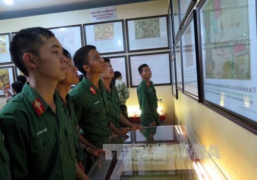 黄沙长沙归属越南地图和资料展在清化省靖嘉县举行