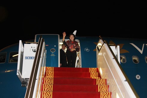 阮氏金银抵达阿布扎比出席第11届全球女性议长峰会