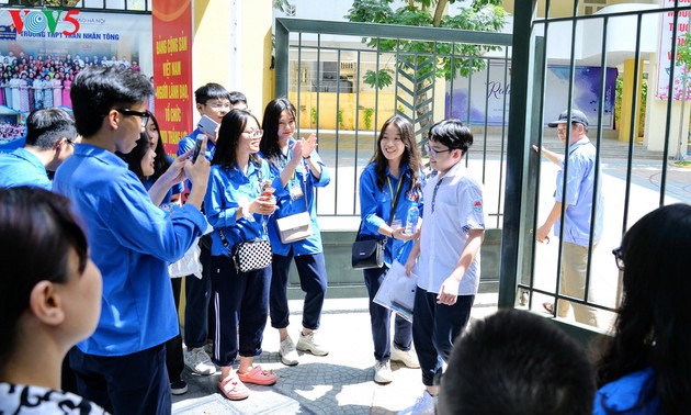 Học sinh cấp II Hà Nội phấn khởi hoàn thành kỳ thi tuyển sinh lớp 10