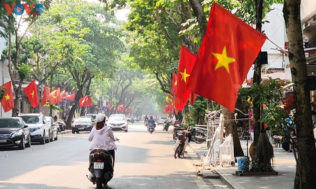 Đường phố Thủ đô Hà Nội cờ hoa rực rỡ chào mừng đại lễ