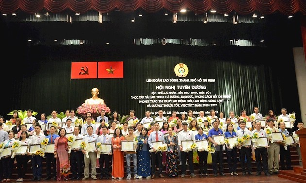 Honorer collectifs et individus suivant l’exemple du président Ho Chi Minh