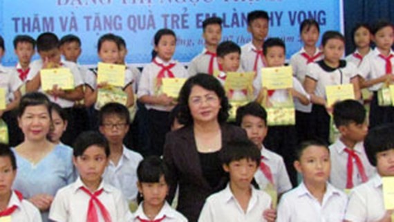 Dang Thi Ngoc Thinh rencontre des familles méritantes et des enfants démunis de Da Nang