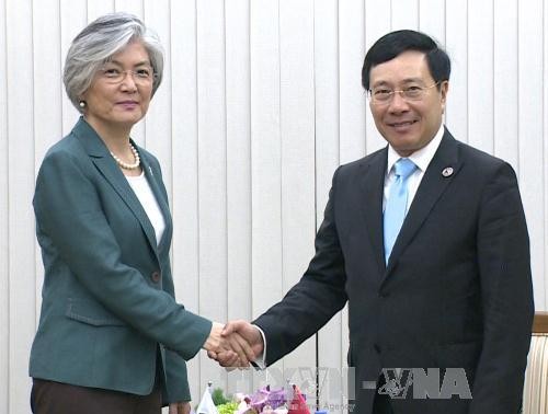 Pham Binh Minh rencontre les ministres japonais et sud-coréenne des Affaires étrangères