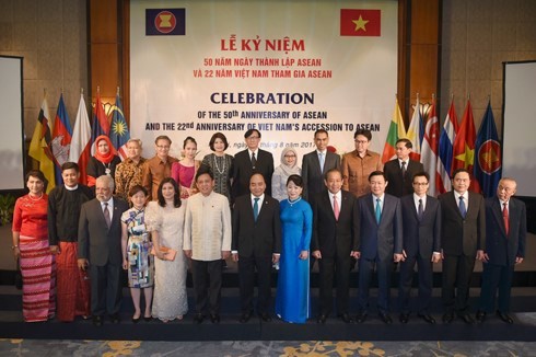 Nguyen Xuan Phuc et son épouse président la cérémonie célébrant les 50 ans de l’ASEAN