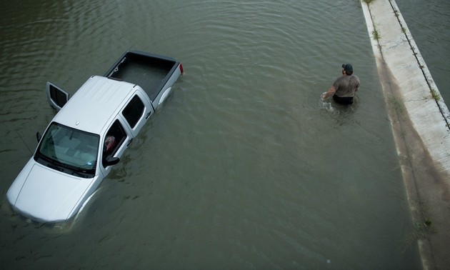 USA/Tempête Harvey: les eaux continuent de monter au Texas, Houston paralysée