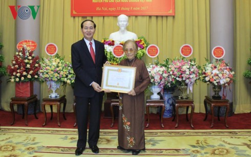 Le président Tran Dai Quang remet la médaille de 70 ans d’appartenance au Parti à Nguyen Thi Binh