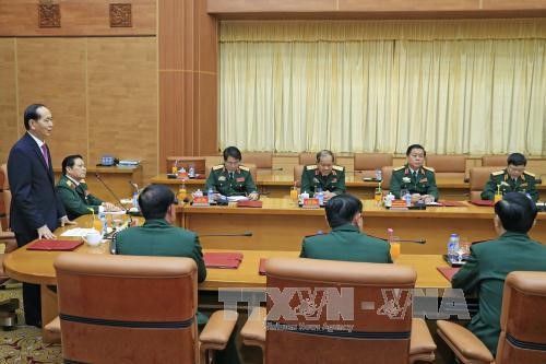 Le président Tran Dai Quang rencontre des dirigeants du ministère de la Défense