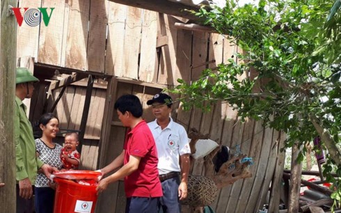 Doksuri: la Croix rouge offre 1,5 milliards de dongs aux sinistrés