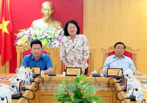 La vice-présidente Dang Thi Ngoc Thinh rencontre des sinistrés du Centre