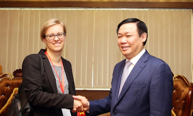 Le vice-PM Vuong Dinh Hue reçoit des diplomates allemands