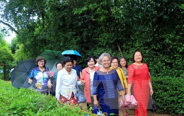 Uong Chu Luu rencontre des anciens enseignants vietnamiens en Thaïlande