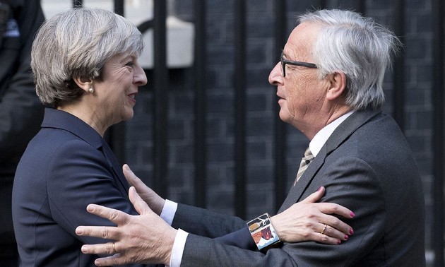 Juncker et May veulent "accélérer les efforts" pour un accord sur le Brexit