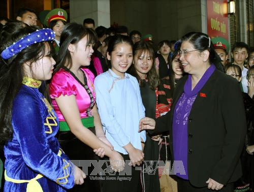 Tong Thi Phong rencontre des élèves exemplaires issus des ethnies
