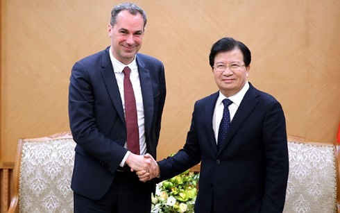 Trinh Dinh Dung reçoit les dirigeants du groupe allemand Siemens