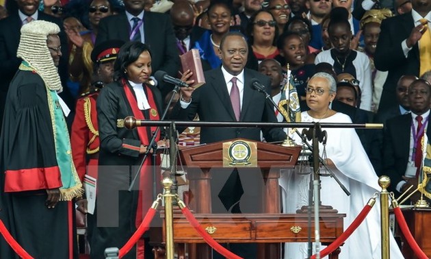 Uhuru Kenyatta, investi président, promet d’unifier le Kenya
