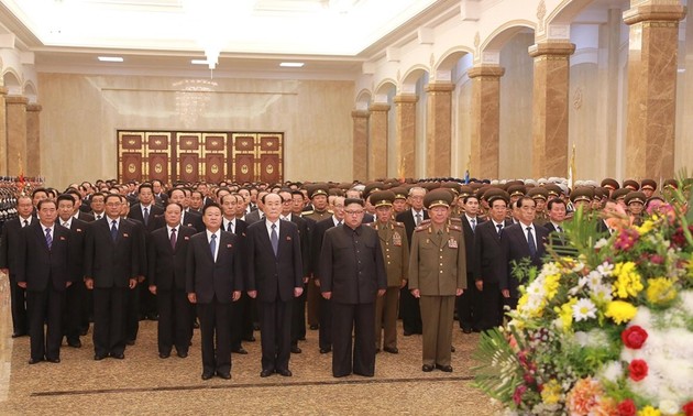 Kim Jong-un au mausolée de Kumsusan pour le 6e anniversaire du décès de son père