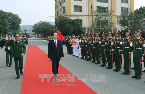 Trân Dai Quang visite le commandement de la 1ère zone militaire