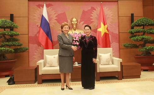 Une délégation de parlementaires russes reçue par Nguyen Thi Kim Ngan