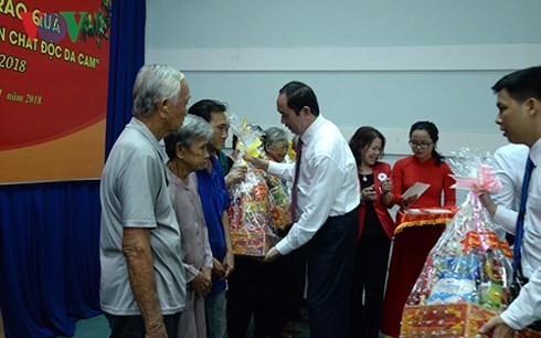 Tran Dai Quang remet des cadeaux du Tet à des pauvres et victimes de l’agent orange