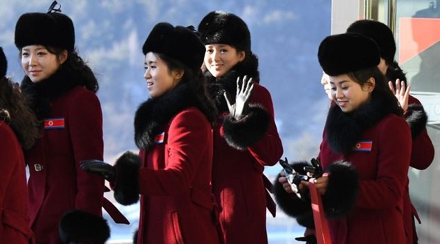 Les pom-pom girls nord-coréennes débarquent tout sourire pour les JO