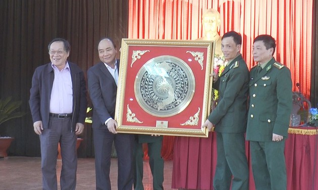 Dak Nong: Le Premier ministre rend visite aux forces armées