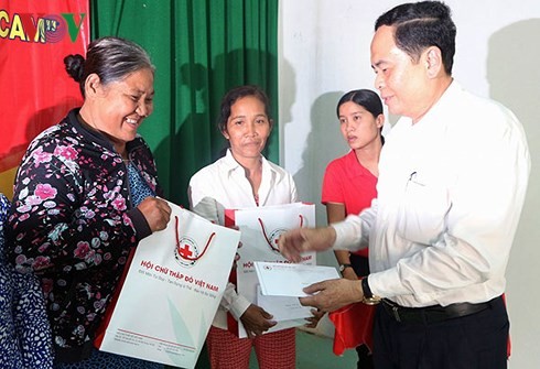 Tran Thanh Man distribue des cadeaux du Têt à Soc Trang