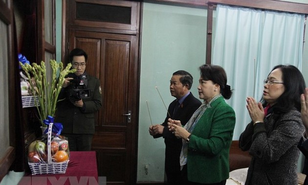 Nguyên Thi Kim Ngân offre des batonnets d’encens à la mémoire du président Ho Chi Minh