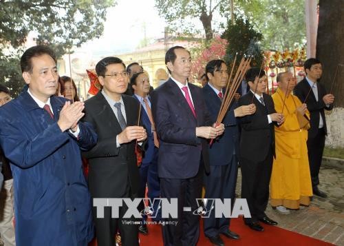 Hanoi: Tran Dai Quang offre de l’encens à la cité royale