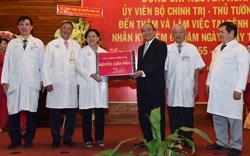 Ho Chi Minh-ville: Nguyen Xuan Phuc se rend à l’hôpital Cho Ray
