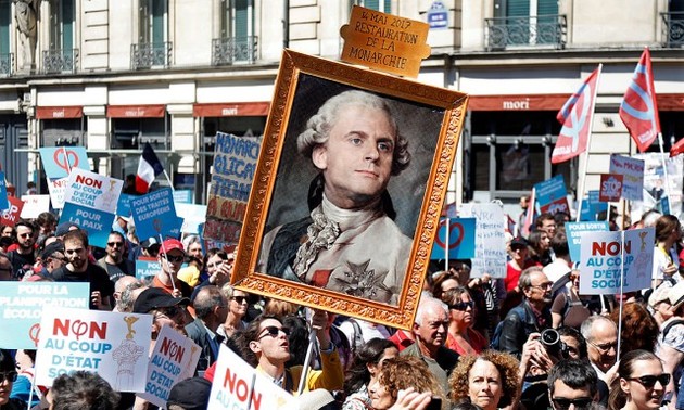 Des milliers de manifestants à Paris pour faire la “fête à Macron” 