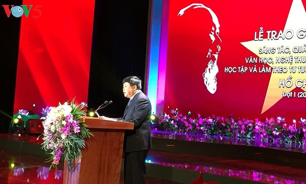 Remise des prix du concours «Etudier et suivre l’exemple moral du Président Hô Chi Minh»
