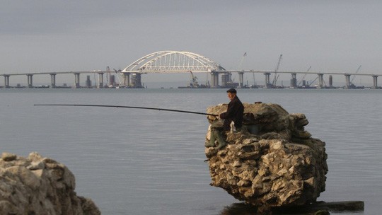 Vladimir Poutine inaugure un pont entre la Crimée et la Russie