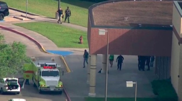 Aux Etats-Unis, une fusillade fait au moins dix morts dans un lycée