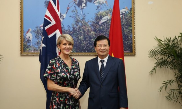 Trinh Dinh Dung reçoit la ministre australienne des Affaires étrangères Julie Bishop