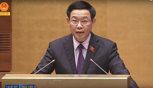 Le vice-Premier ministre Vuong Dinh Huê répond aux questions des députés