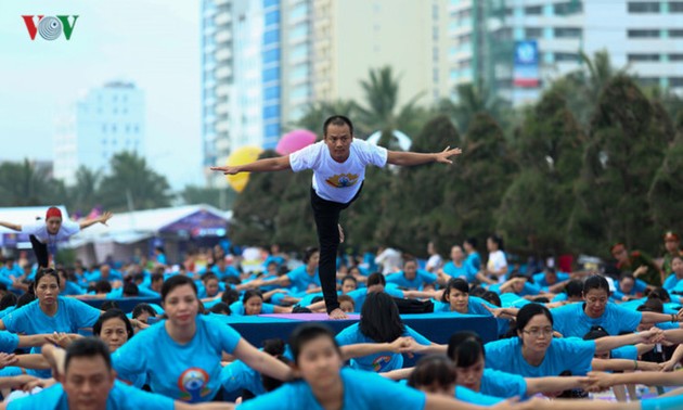 La Journée internationale du yoga fêtée au Vietnam