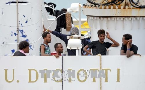 Les migrants du « Diciotti », bateau bloqué cinq jours à Catane, enfin autorisés à débarquer