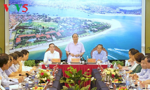 Le Premier ministre Nguyên Xuân Phuc travaille avec les dirigeants de Quang Binh