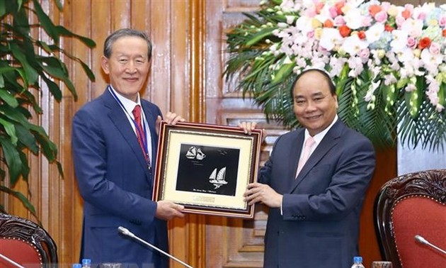 Nguyên Xuân Phúc reçoit des hommes d’affaires sud-coréens