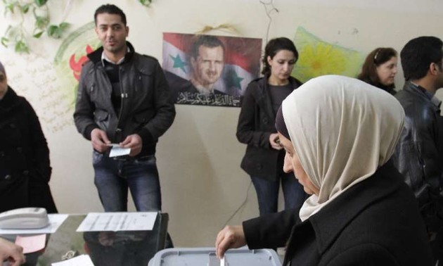 Les Syriens se rendent aux urnes pour des élections locales, une première en sept ans de guerre