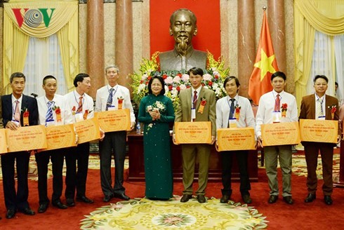Dang Thi Ngoc Thinh reçoit des agriculteurs exemplaires