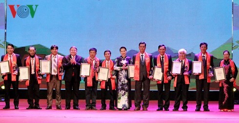 Honorer les agriculteurs vietnamiens exemplaires