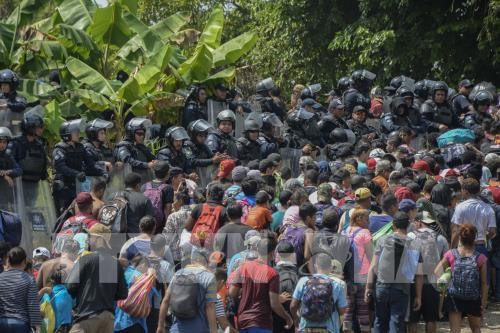 Migrants: Trump prévoit des “villes de tentes” et envoie 5.000 soldats à la frontière
