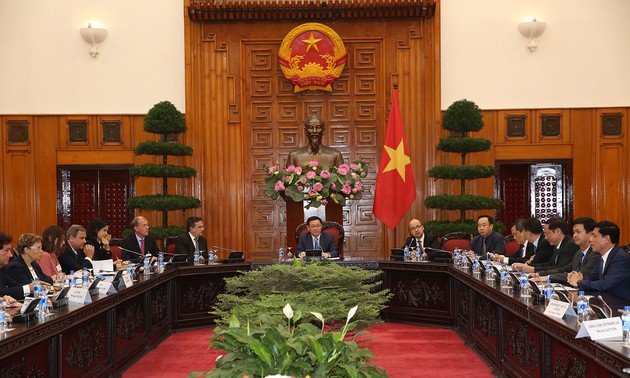 Vuong Dinh Huê reçoit une délégation d’hommes d’affaires français