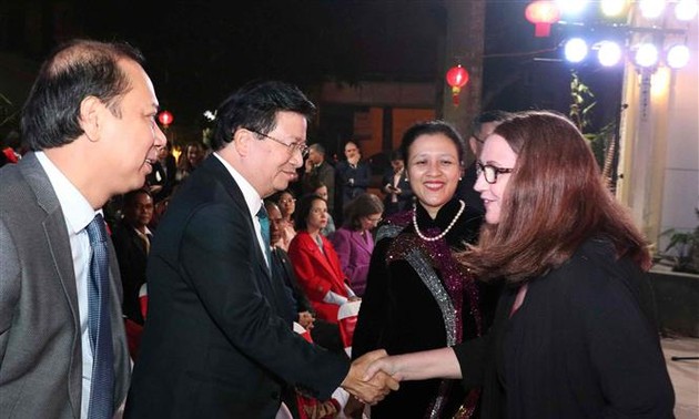 Trinh Dinh Dung rencontre les représentants du corps diplomatique 