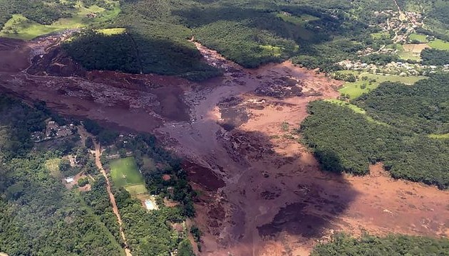 Brésil : au moins neuf morts et 300 disparus après la rupture d'un barrage minier