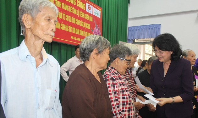 Long An: Dang Thi Ngoc Thinh offre des cadeaux aux bénéficiaires des politiques sociales